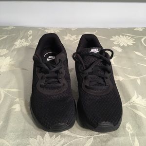 Women’s Nike tennis shoes